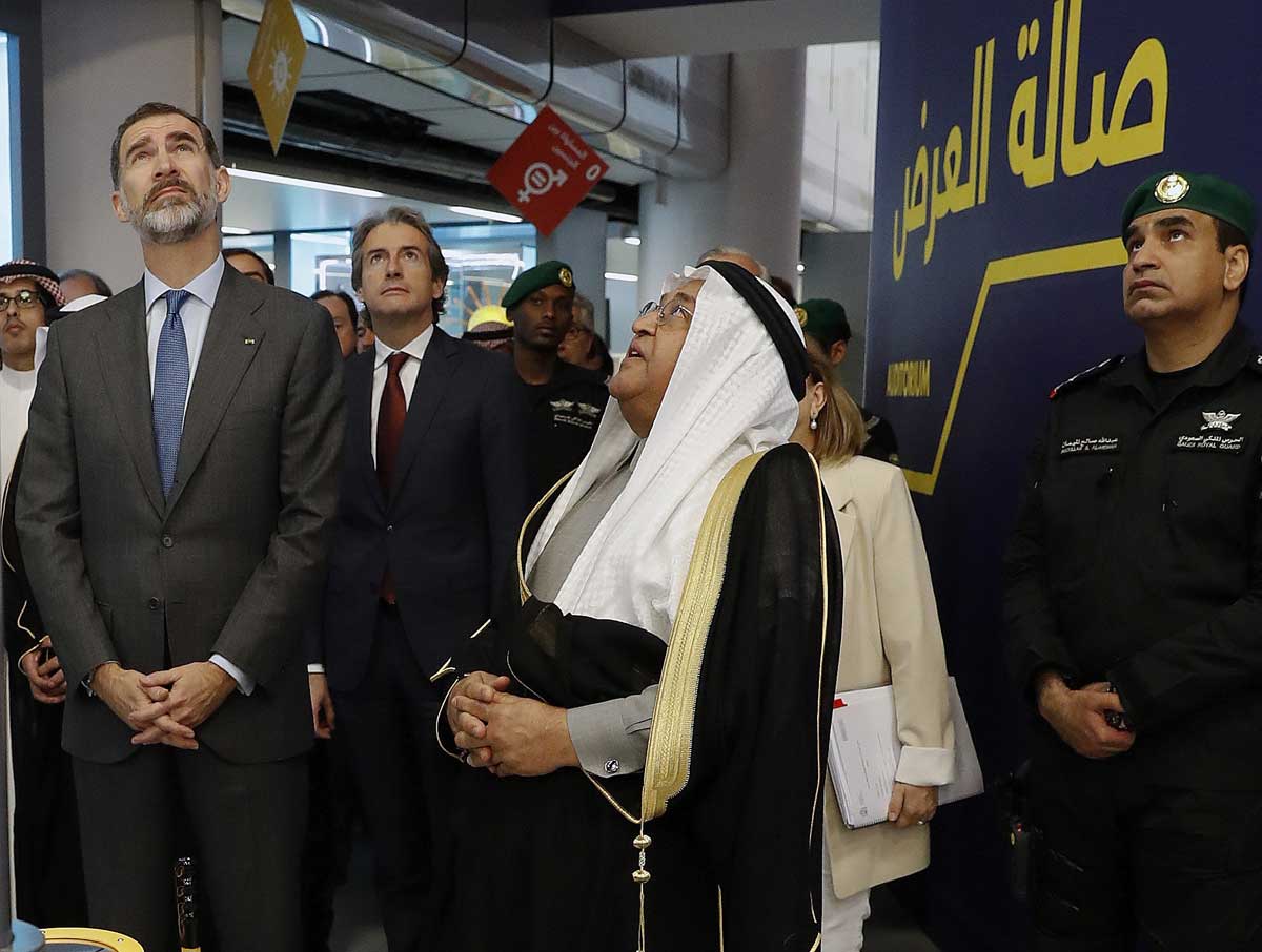 Felipe VI y el ministro de Fomento, Iñigo de la Serna visitando la exposición sobre el proyecto Arabia 2030 de energías renovables en Riad. EFE