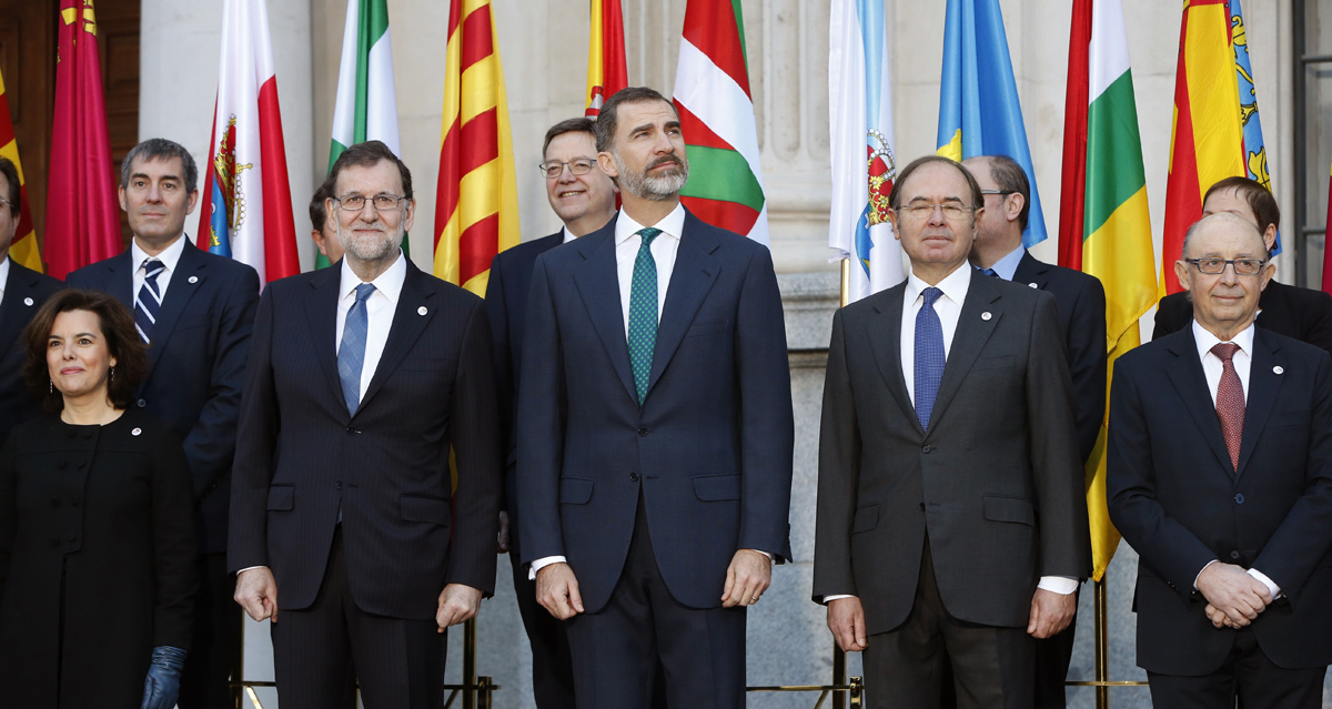 El Rey Felipe VI poco antes de la fotografía de familia de los asistentes a la VI Conferencia de Presidentes