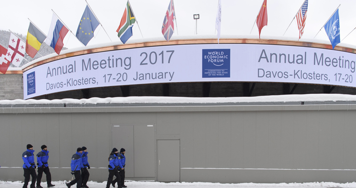 Policias patrullan en el exterior del edificio donde se realiza el 47 Foro Económico Mundial de Davos