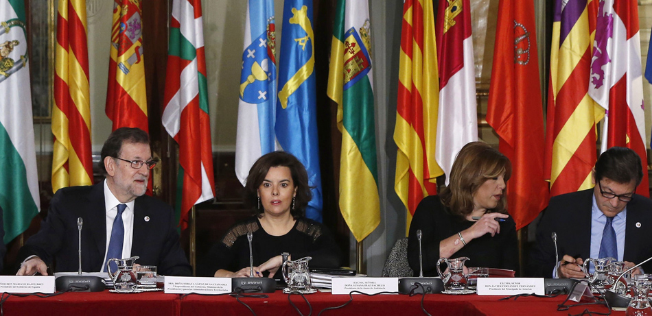 El presidente del Gobierno, Mariano Rajoy, la vicepresidenta, Soraya Sáenz de Santamaría, junto a varios presidentes autonómicos