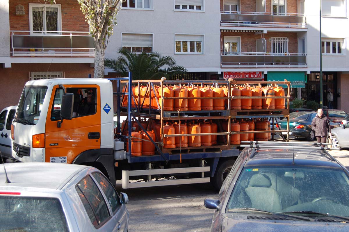 Camión de reparto de gas butano en un barrio madrileño