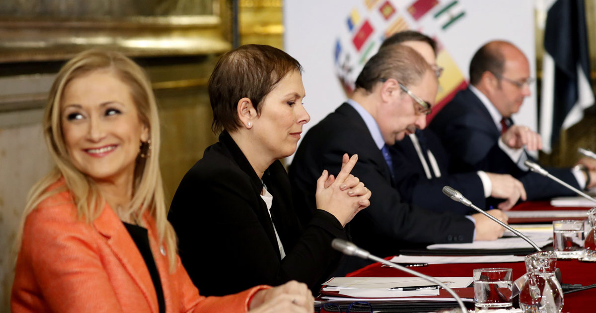 Los presidentes, de la Comunidad de Madrid, Cristina Cifuentes (i); de Navarra, Uxue Barkos (2i); de Aragón, Javier Lambán (3i), y de Murcia, Pedro Antonio Sánchez (d), durante la VI Conferencia de Presidentes