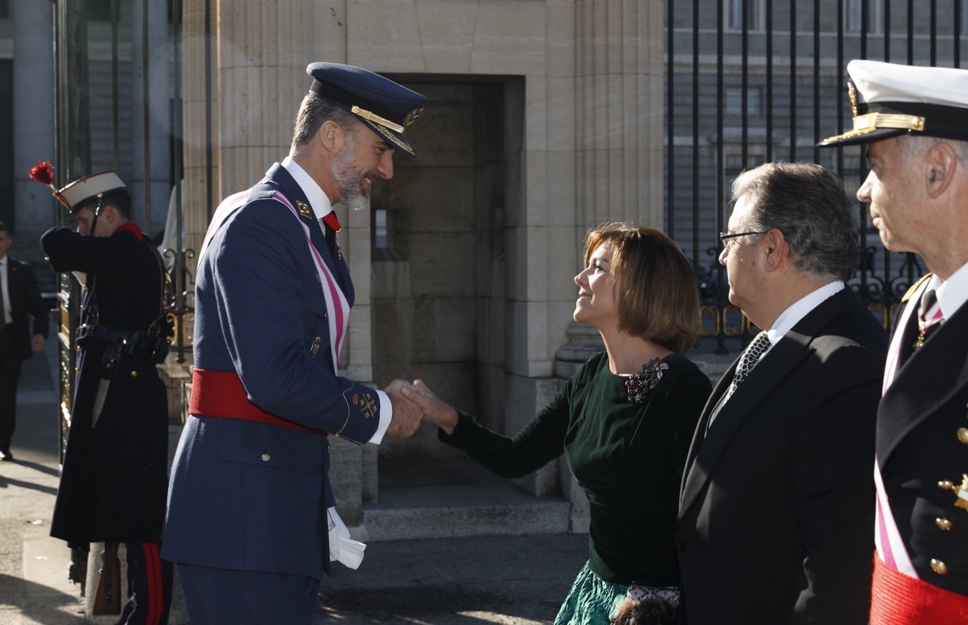 El rey Felipe VI saluda a la ministra de Defensa, María Dolores de Cospedal, durante la Pascua Militar.