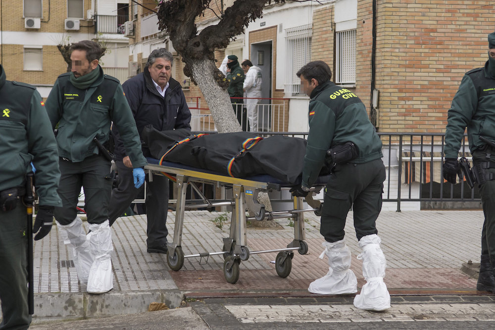 Traslado del cadáver del hombre muerto en La Algaba.