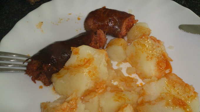 Patatas con chorizo y ensalada de escarola con panceta crujiente y nueces