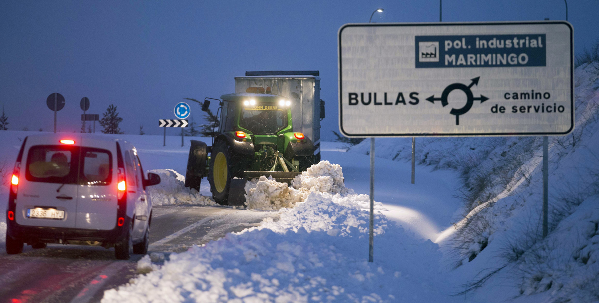 Un tractor retira la nieve caída en Bullas