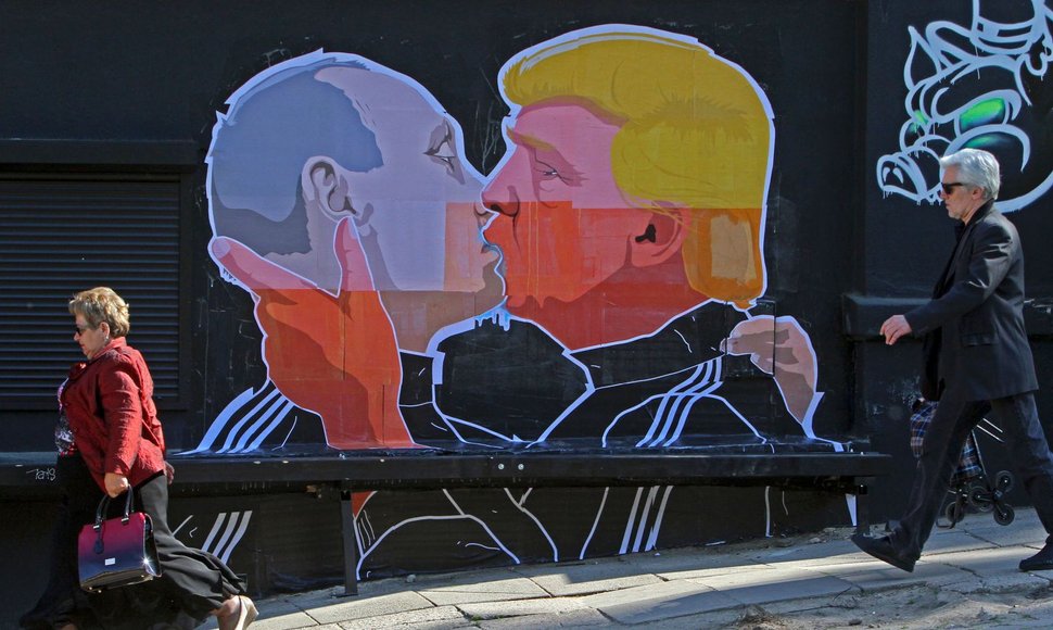 Graffiti en Vilna (Lituania) en el que Donald Trump y Vladimir Putin emulan el histórico beso entre Breznev y Honecker (AFP/Getty Images)