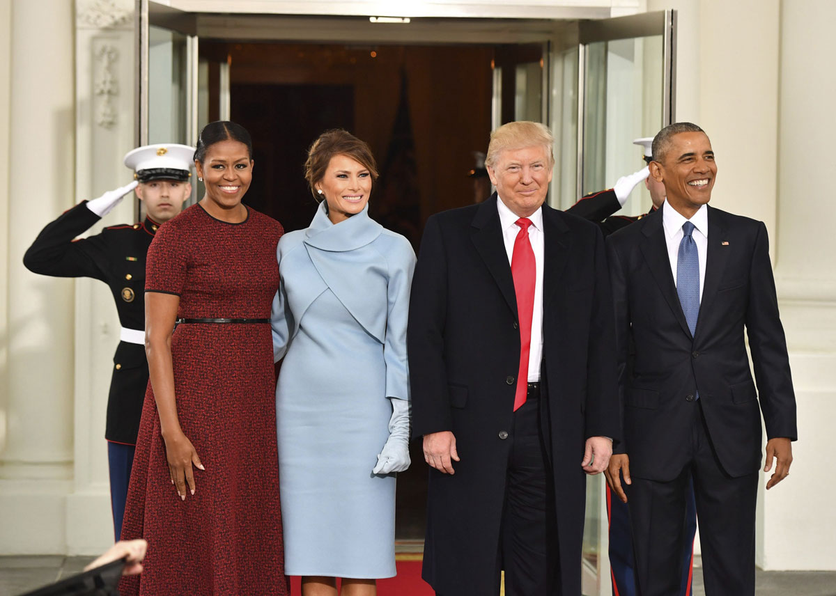 El presidente saliente, Barack Obama (d) y el presidente electo, Donald Trump (2d), posan junto a sus respectivas esposas, Michelle (i) y Melania, antes de entrar a la Casa Blanca