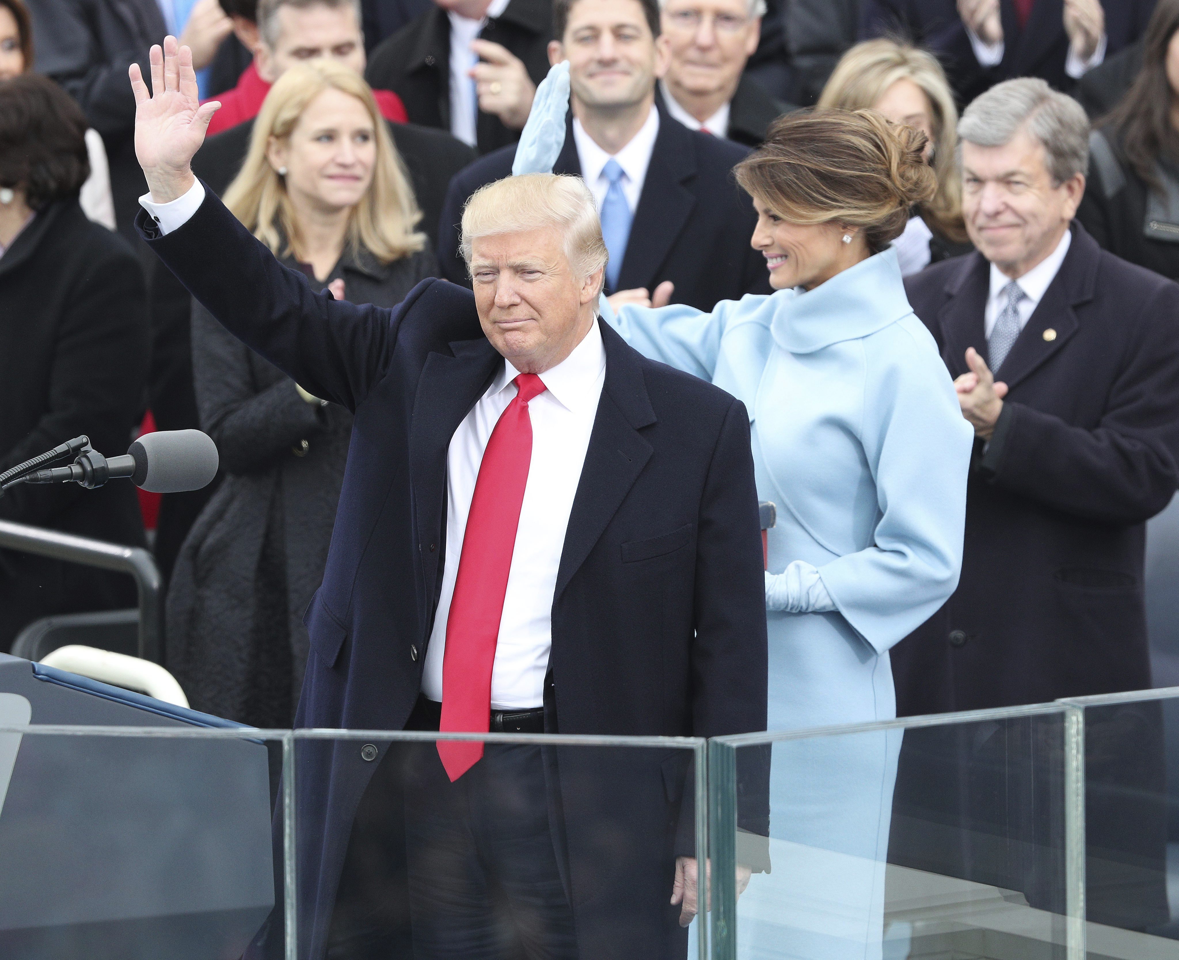 El presidente de EE.UU., Donald Trump, saluda a los asistentes tras prestar juramento como el presidente número 45 de la historia de Estados Unidos.