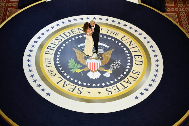 El presidente de Estados Unidos, Donald Trump, y su esposa, Melania, bailan. 
