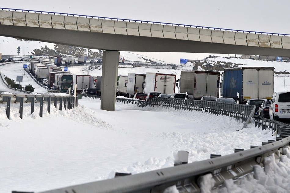 Imagen de camiones parados como consecuencia del temporal de nieve. (Foto: EFE)
