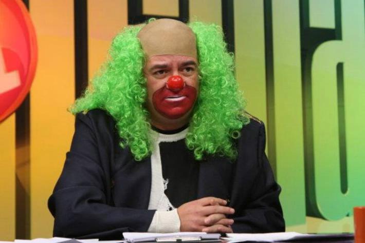 Victor Trujillo caracterizado como el 'payaso Brozo', presentando el espacio informativo 'El Mañanero'. 