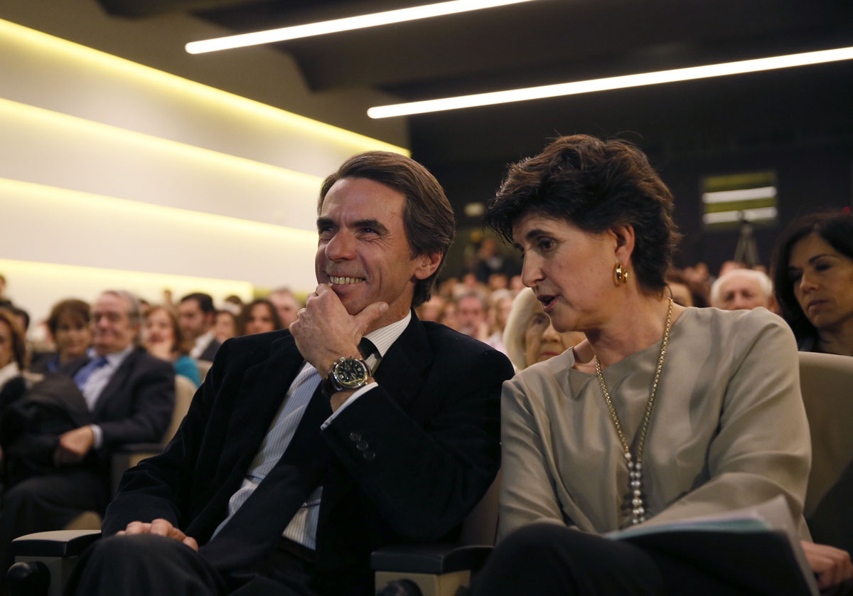 El presidente de FAES y exjefe del Gobierno, José María Aznar, acompañado de la expresidenta del PP en el País Vasco, María San Gil