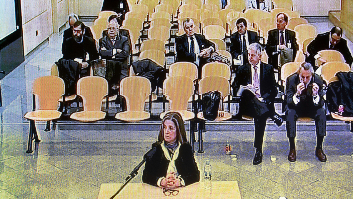 Imagen tomada a la pantalla de la sala de prensa de la Audiencia Nacional en San Fernando de Henares, con la declaración de la esposa de Luis Bárcenas, Rosalía Iglesias. 