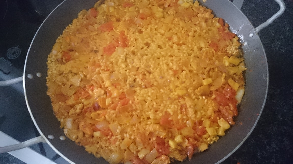 Arroz pelado y ensalada de tomate y salazones