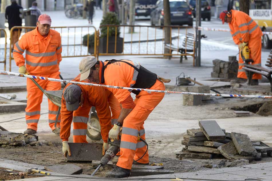 Un grupo de trabajadores realizan diversas tareas en las calles de Valladolid. 