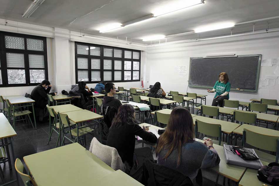 Una profesora imparte clase en aula prácticamente vacía, en el instituro Juan de la Cierva de Madrid, durante una huelga general
