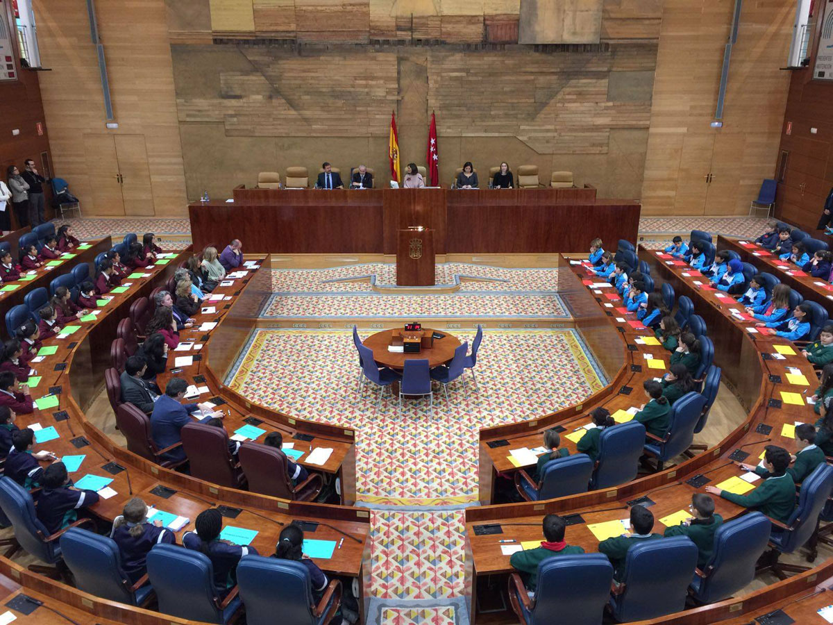 Alumnos participando como Diputados por un día en la Asamblea de Madrid - 