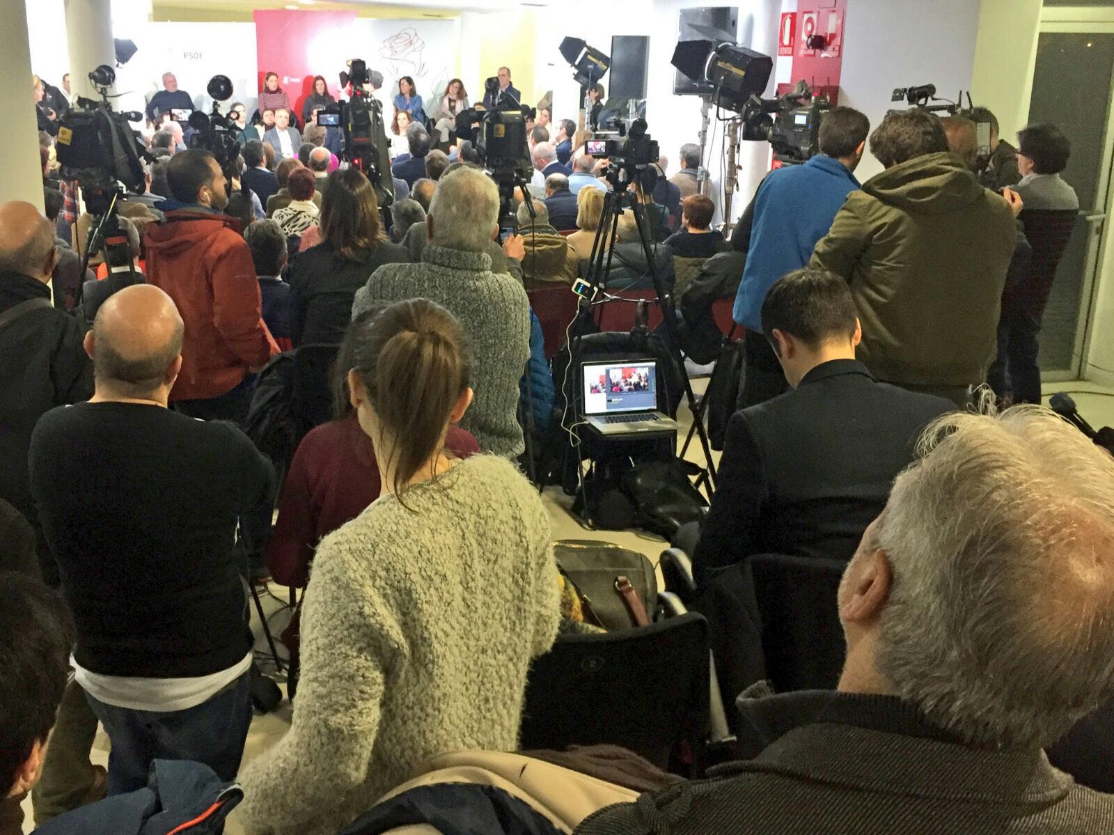 Pocos asistentes y mucha prensa al primer acto de campaña para las primarias de Patxi López