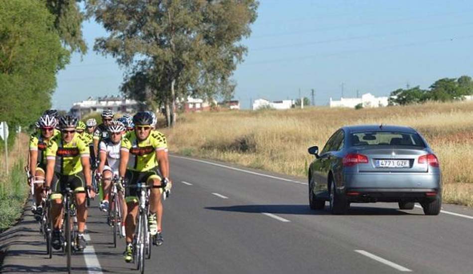 La DGT reduce la velocidad en las carreteras con más ciclistas