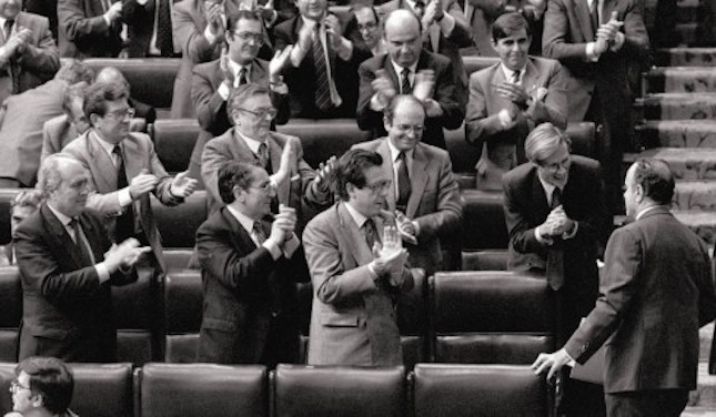 Jorge Verstrynge (segundo derecha) aplaude a Manuel Fraga (primero derecha) en la bancada de Alianza Popular. 