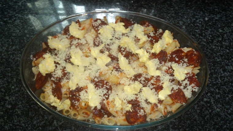 Macarrones con picadillo de chorizo y tomate y conejo al ajillo