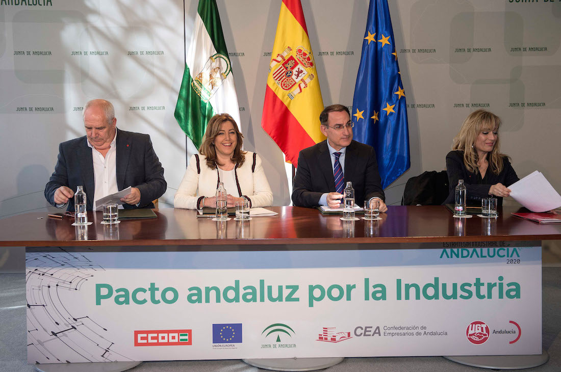 Los firmantes del Pacto Andaluz por la Industria, este lunes en San Telmo.
