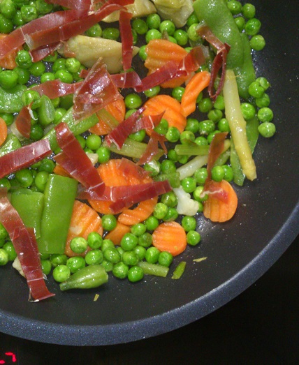 Menestra de verduras con jamón e hígado encebollado