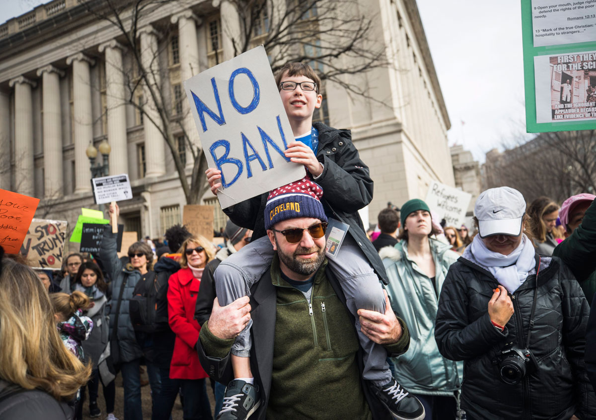 Miles de personas protestan por las medidas migratorias del presidente de EE.UU., Donald Trump, cerca de la Casa Blanca en Washington