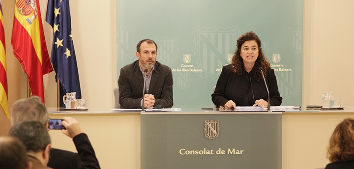 Biel Barceló, conseller de Turismo y Pilar Costa, portavoz del Govern
