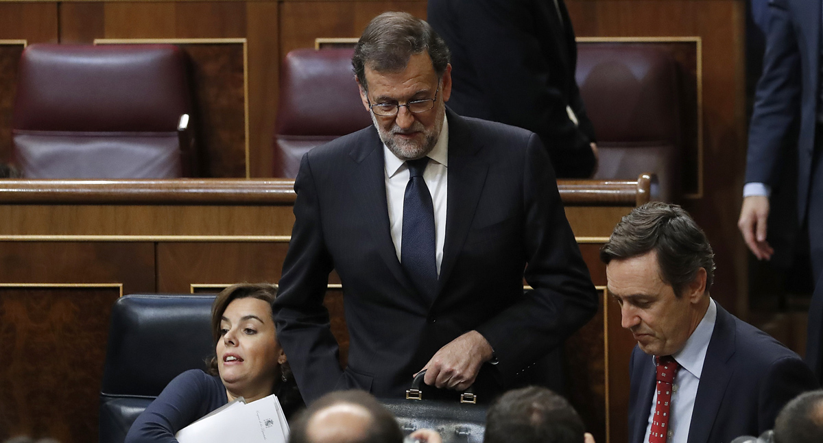 El presidente del Gobierno en funciones, Mariano Rajoy (c), junto a la vicepresidenta, Soraya Sáenz de Santamaría, y el portavoz del PP en el Congreso, Rafael Hernando