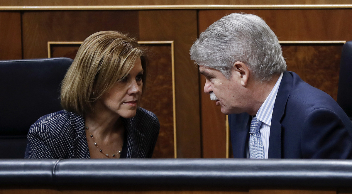 La ministra de Defensa, Maria Dolores de Cospedal, y el de Asuntos Exteriores, Alfonso Dastis, conversan en sus escaños poco ante del inicio de la sesión de control al Gobierno