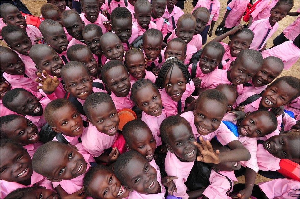 Un grupo de niños y niñas de Sudán sonriendo