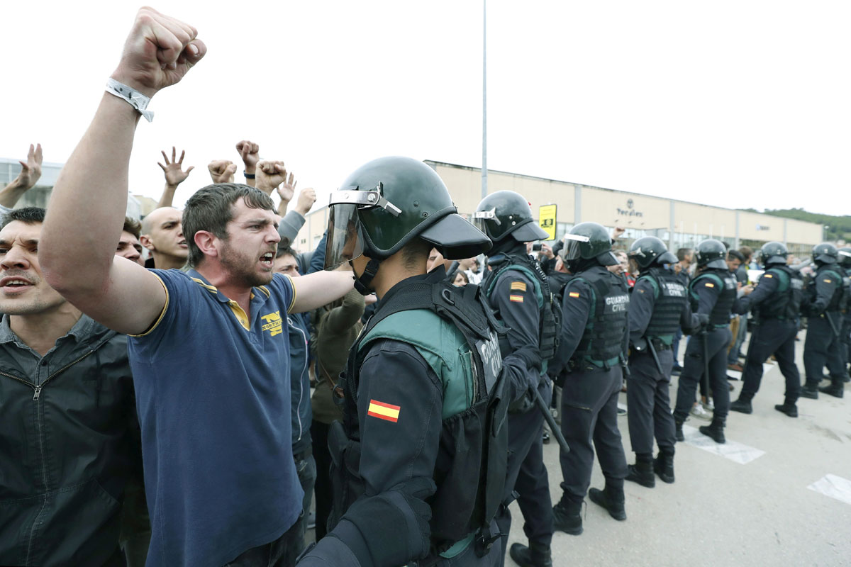 Incidentes en el exterior del Pabellón Deportivo municipal de Sant Julia de Ramis (Girona).