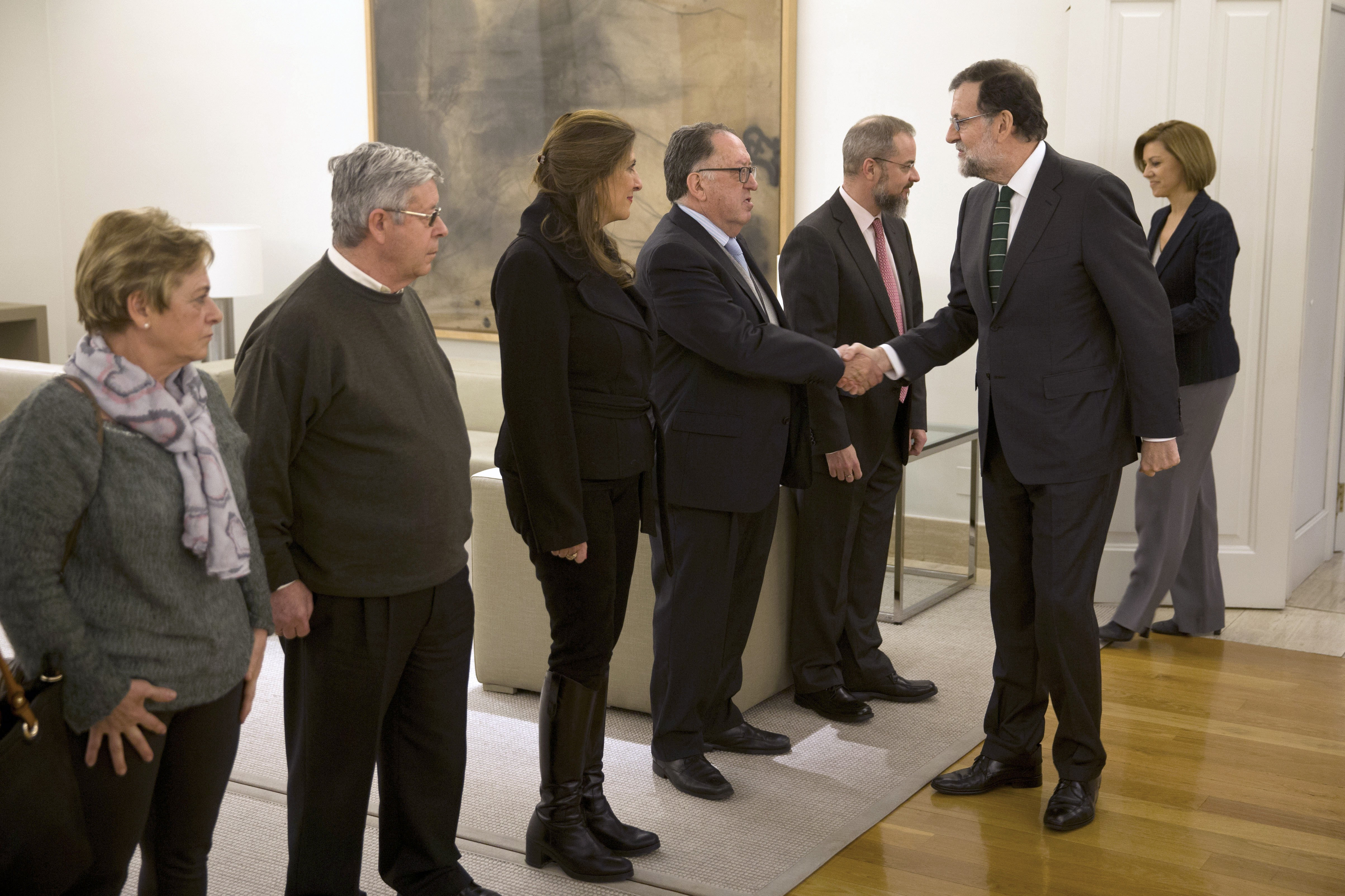 Mariano Rajoy reunido con los familiares de los militares que murieron en el Yak-42... TVE dio su 'versión' del acto. EFE