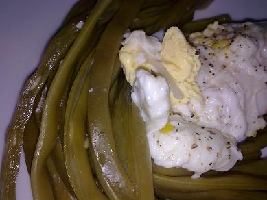 Nido de judías verdes con arroz blanco y huevo escalfado y calamares encebollados