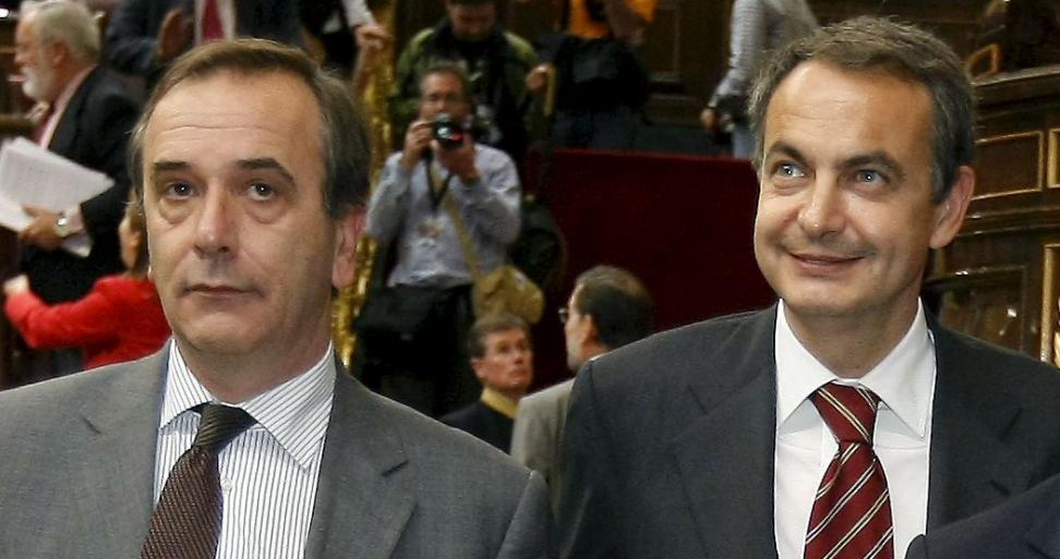 José Antonio Alonso y José Luis Rodríguez Zapatero en el hemiciclo del Congreso