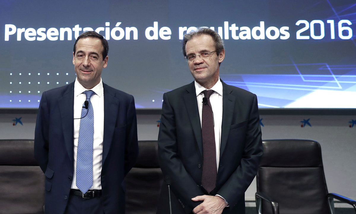 El presidente de CaixaBank, Jordi Gual (d), y el consejero delegado de la entidad, Gonzalo Cortázar, durante la presentación de los resultados económicos del ejercicio 2016