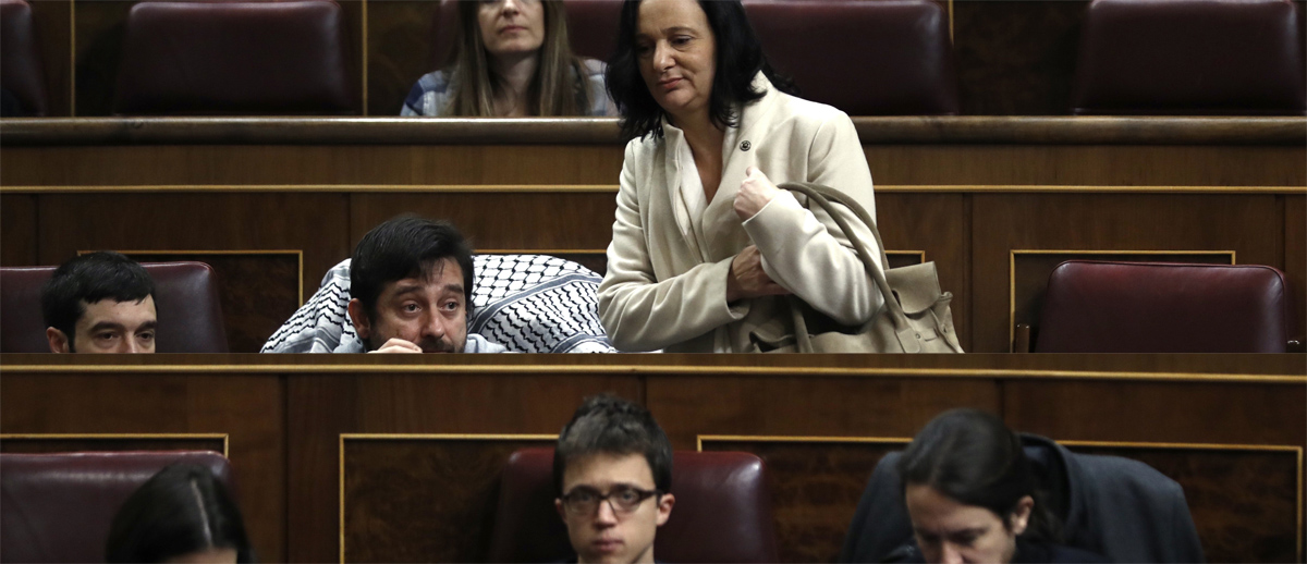 La diputada de Unidos Podemos Carolina Bescansa (arriba), mira a sus compañeros Íñigo Errejón (i) y Pablo Iglesias, a su llegada al pleno del Congreso