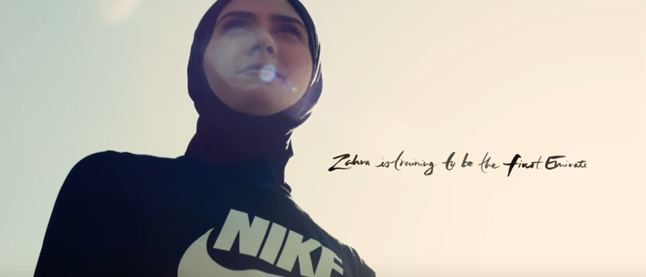 La patinadora sobre hielo de Emiratos Árabes Zhara Lari en el anuncio de Nike