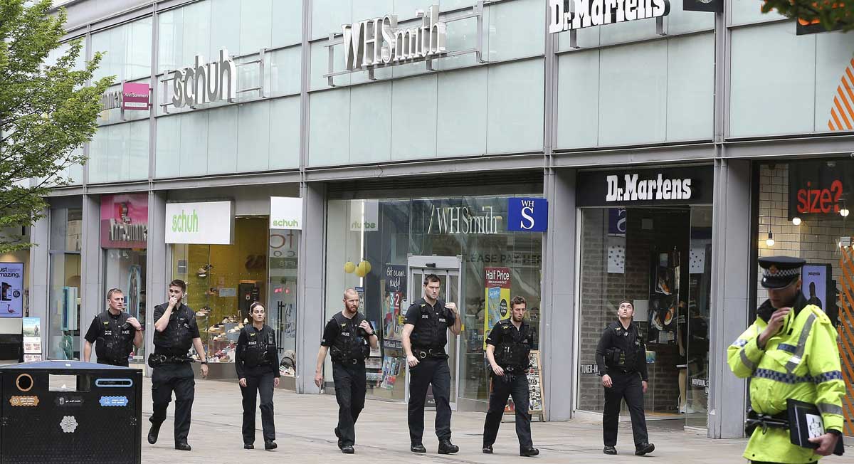 Policías británicos caminan junto al centro comercial Arndale cerca del MEN Arena en Manchester (Reino Unido) este 23 de mayo. 