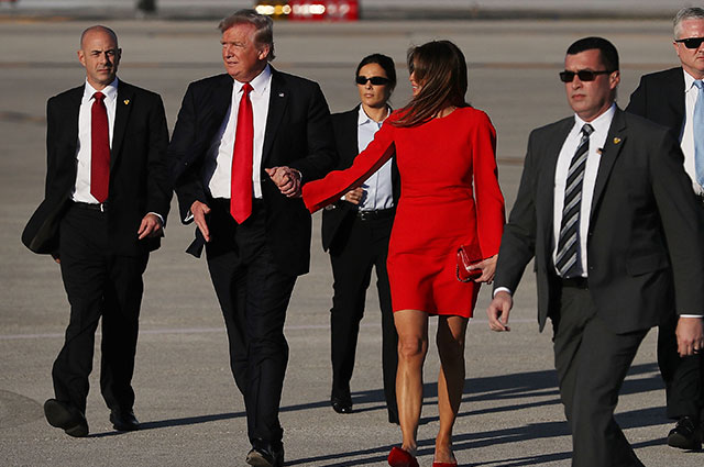 El matrimonio Trump, en una imagen de archivo en la que él rechaza la mano que le tiende su esposa.