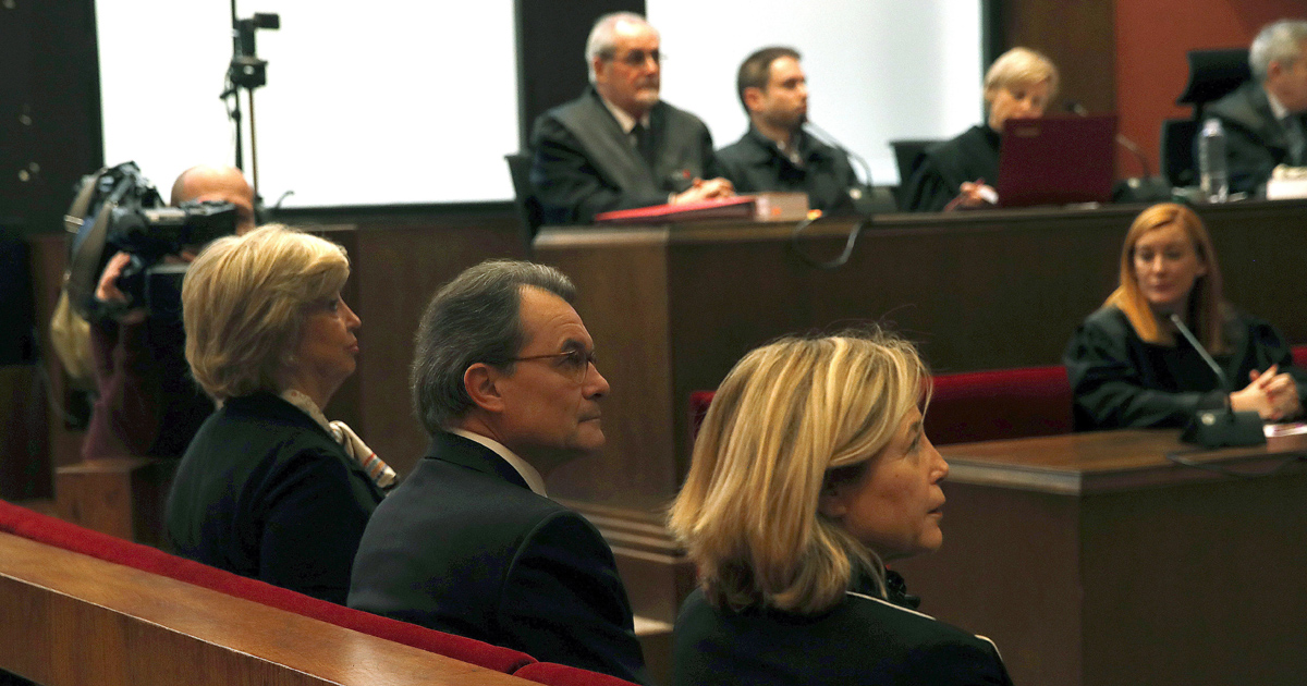 El expresidente catalán Artur Mas, junto a las exconselleras Joana Ortega e Irene Rigau, en la sala del Tribunal Superior de Justicia de Cataluña