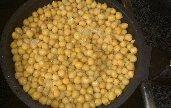 Garbanzos con morcilla de Burgos y filetes de gallo al cava