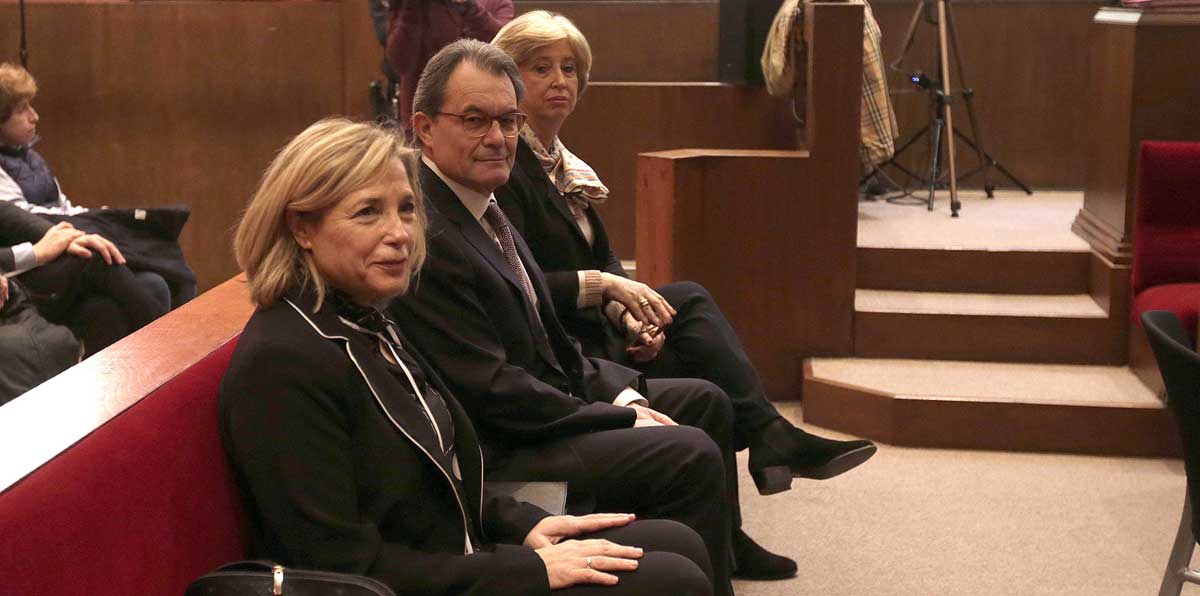 Artur Mas se declara único impulsor del 9N pero niega que desobedeciera al TC El expresidente catalán Artur Mas junto a las exconselleras Joana Ortega (i) e Irene Rigau (d), en la sala del Tribunal Superior de Justicia de Cataluña. 