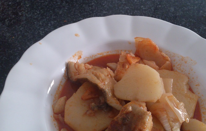 Patatas con bacalao y magro de cerdo con berenjenas a la plancha