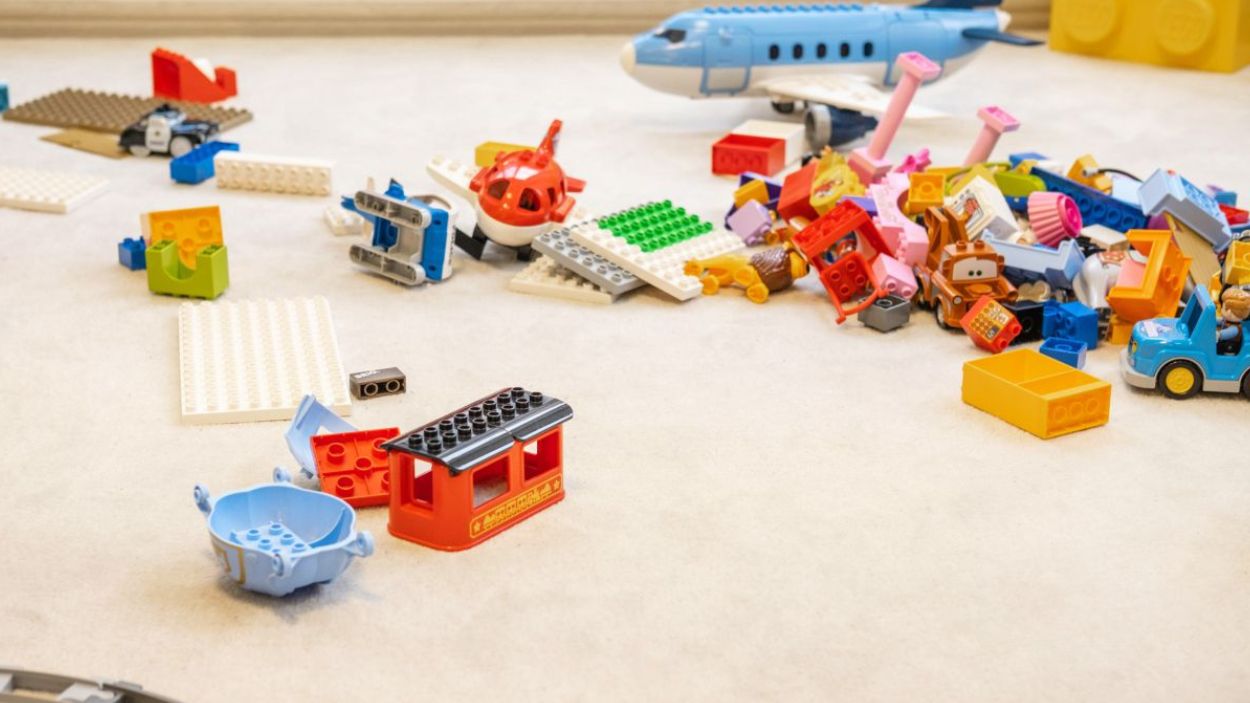 Juguetes en el suelo de la habitación de un niño