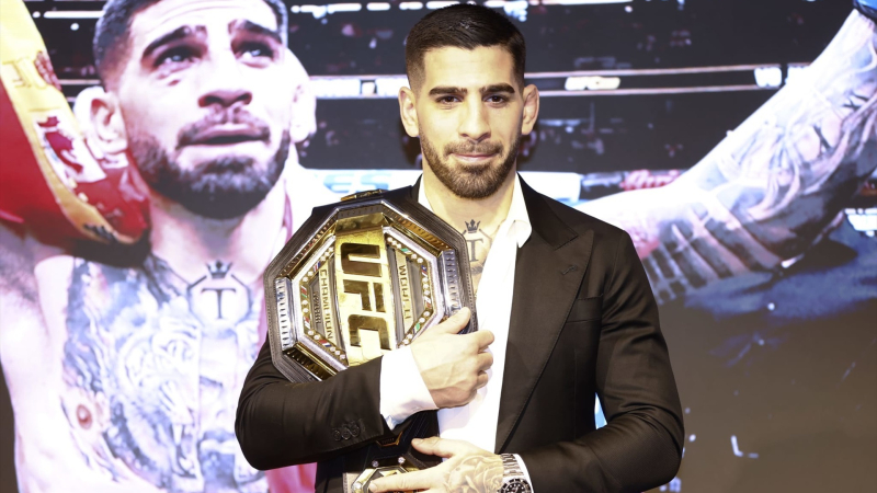 Topuria posando con el cinturón de campeón| EP Topuria posando con el cinturón de campeón| EP