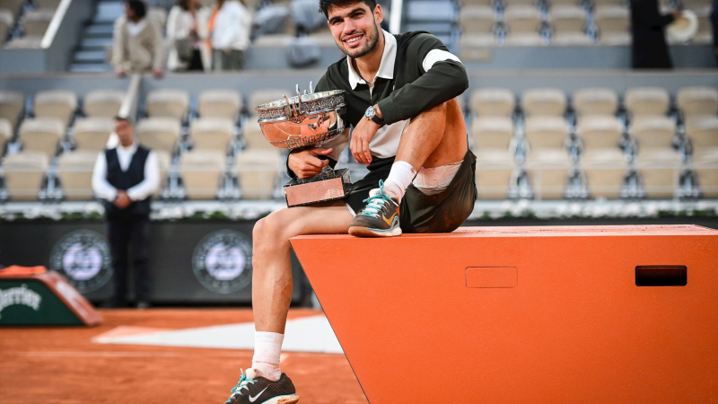 Alcaraz posando con el título de Roland Garros| EP Alcaraz posando con el título de Roland Garros| EP