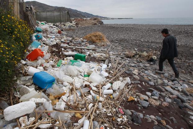 El plástico puede ahogar al Mediterráneo